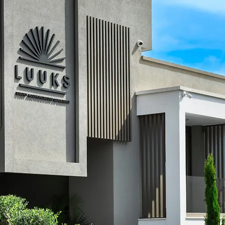 Luuks Luxury Aparthotel Hanioti